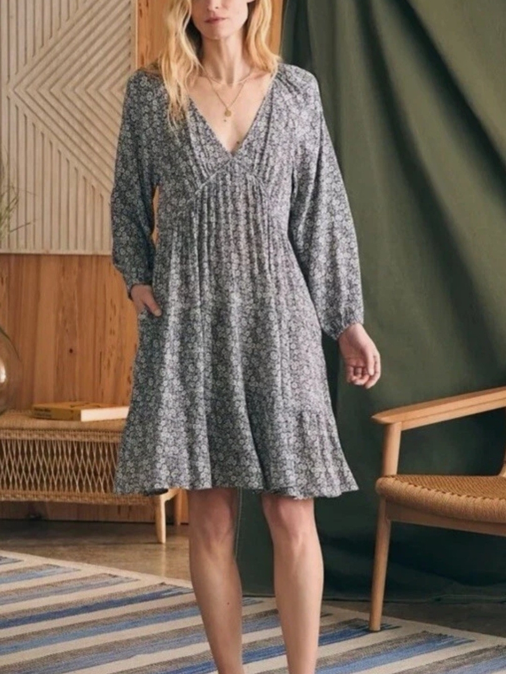 Faherty Floral V-Neck Long Sleeve Swing Dress in Black And White, Sz Med